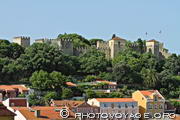 remparts et tours crénelées du château Saint Georges - Castelo 
de Sao Jorge