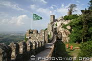 fortification du château des Maures et drapeau signifiant Sintra en caractères 
arabes