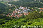 vue plongeante sur le palais et le centre historique de Sintra depuis le Castelo dos Mouros