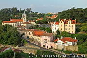 vue générale sur l'hôtel de ville et les maisons colorées 
du centre historique de Sintra