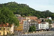 Sintra, haut lieu de l'architecture romantique, s'étale au pied des ruines 
du château maure