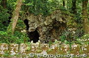 entrée de la grotte de l'Orient dans le parc de la Quinta da Regaleira - Sintra
