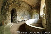 l'arrière de la fontaine des dragons cache un tunnel d'accès au 
Puits Initiatique - Quinta da Regaleira