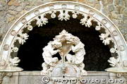 la fontaine des dragons décore le Portail des Gardiens - parc de la Quinta da Regaleira
