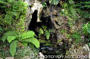 grotte et fontaine dans les jardins du palais de la Regaleira - Sintra
