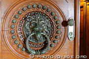 porte de la Quinta da Regaleira décorée d'une tête de lion 
en bronze - Sintra