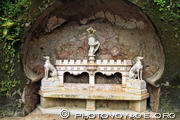 banc de pierre monumental décoré de chiens lévriers dans 
les jardins de la Regaleira