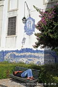 sieste sous les azulejos de l'église Santa Luzia