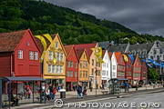 Maisons en bois bordant Bryggen, le quartier moyenâgeux de Bergen ou vivaient les marchands hanséatiques.