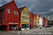 Maisons en bois bordant le quai de Bryggen, le quartier historique de Bergen ou vivaient les marchands au Moyen-Age.