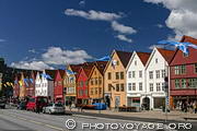 Enfilade de maisons en bois colorées bordant Bryggen, le quartier historique de Bergen ou vivaient les marchands au Moyen-Age.