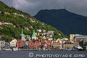 Vue de Bergen et son port entourés de 7 montagnes dont Ulriken est la plus haute.
