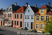 Jolies maisons bordant Klosteret, une rue de Bergen située dans le quartier de Strandsiden.