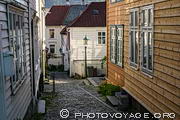 Balade dans les ruelles de Strandsiden à Bergen à la découverte de ses ravissantes maisonnettes en bois.