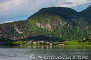 Village de Barsnes situé sur les rives du Barsnesfjord dans la prolongation du Sogndalsfjord, une des branches du Sognefjord.