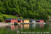 Cabanes de pêcheurs colorées sur le rivage du Lustrafjord au niveau du village de Solvorn.