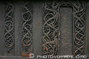 Sculptures de style Urnes décorant les pans de mur et les jambages de la porte nord de l'église en bois debout ou stavkirke de Urnes. C'est le portail de l'église précédente datant de 1045.