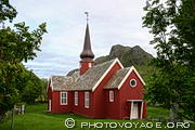 Flakstad kirke, l'église rouge de Flakstad possède un  clocher à bulbe.