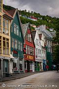 Maisons en bois dans une ruelle en pente de Bergen