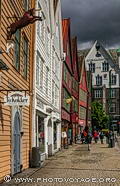Façades des maisons en bois bordant Bryggen, le quartier moyenâgeux de Bergen ou vivaient les Hanséatiques