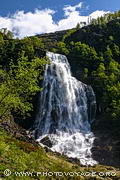 Fossen Bratte est une ravissante cascade de 80 mètres de haut située dans le Hordaland. Elle se trouve le long de la route Fv7 qui mène à Norheimsund, juste avant le tunnel du même nom. Elle est aussi appelée Brudesløret, Eikedalsfoss ou Brattefossen.