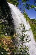 Steinsdalsfossen est une célèbre cascade située près de Norheimsund dans le Hordaland. La chute fait 46 mètres de haut et il est possible de passer derrière son voile d'eau sans se mouiller.