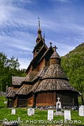 L'église en bois debout (ou stavkirke) de Borgund près de Lærdal 
au fond du Sognefjord date de l'an 1180 environ. Elle est la mieux conservée 
dans sa forme médiévale des 28 églises en bois debout subsistant 
en Norvège.