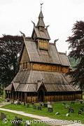 L'église en bois debout (ou stavkirke) de Hopperstad est située 
à Vik près du Sognefjord. Elle fait partie des 28 églises de ce type qui subsistent en Norvège et fut édifiée dans les 
années 1100.
