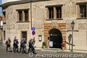 fanfare de la relève de la garde passant devant le Palais Martinic décoré 
de sgraffites
