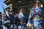 entrée de la relève de la garde en uniforme d'été 
bleu dans la première cour du château