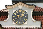 horloge de l'ancien hôtel de ville juif avec chiffres en hébreu et 
aiguilles qui tournent à l'envers