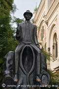 curieuse statue équestre de Franz Kafka créée en 2003 par 
Jaroslav Rona