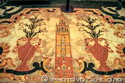 Cette représentation de la Giralda en marbre polychrome se trouve au pied de la grille de la Grande Chapelle dans la cathédrale de Séville.
