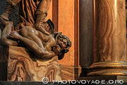 Détail d'une sculpture de San Miguel réalisée par Alfonso   Giraldo Bergaz pour la chapelle de San José dans la cathédrale 
  de Séville. Ce diable aux grandes oreilles terrassé par Saint Michel est saisissant de réalisme.