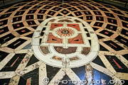 Le sol en marbre de la Salle Capitulaire de la cathédrale de Séville s'inspire d'un projet dessiné par Michel-Ange pour la place du Capitole à Rome.