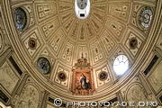 La salle capitulaire de la cathédrale de Séville est une spectaculaire 
pièce ovale de style Renaissance. Elle est couverte d'une coupole elliptique 
décorée de moulures, de lucarnes rondes et de tableaux de Murillo.