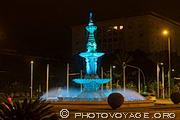 Fontaine située au centre de la Plaza Don Juan de Austria près 
du Prado de San Sebastian éclairée de nuit.