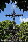 La Cruz de Cerrajeria trône au milieu des orangers sur la place Santa Cruz