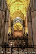 Vue d'ensemble de l'intérieur de la cathédrale de Séville. 
La perspective est bouchée par le choeur qui occupe le centre de la nef 
selon la tradition espagnole.