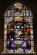 Ce vitrail de la cathédrale de Séville a été réalisé 
à Munich en 1880. Il se trouve dans la chapelle de Scalas et illustre 
la Descente du Saint-Esprit.
