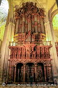 La cathédrale de Séville possèdent 4 magnifiques orgues en 
bois sculpté. Celui-ci est adossé au choeur et supporté par 
des colonnes de marbre rose.