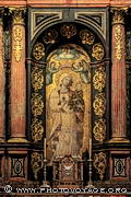 Peinture de la Vierge de la Antigua au centre du retable réalisé par Juan Fernández 
Iglesias pour la chapelle de la Antigua dans la cathédrale de Séville.