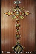 Cette croix en or et en écaille de tortue fait partie du Trésor de 
la cathédrale de Séville.