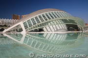 Le pavillon Hemisfèric  de la Cité des 
Arts et des Sciences de Valence est une coque semi-sphérique posée sur un plan d'eau. En forme de grand oeil humain, l'Hemisfèric a été 
baptisé par son concepteur Santiago Calatrava : l'oeil du savoir ouvert 
sur le monde.