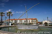 Cette sculpture de bateau se trouve sur la promenade maritime. Sa coque et sa voile sont constituées de jets d'eau.