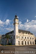 Ce bâtiment blanc muni d'une tour à 4 horloges est situé sur 
les quais du port de Valence et abrite les bureaux de l'Autoridad portuaria de 
Valencia.