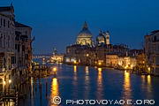 Grand Canal à l'heure bleue  vu depuis le pont de l'Accademia. La basilique Santa Maria della Salute reconnaissable à ses deux dômes éclairés est située 
à l'extrémité sud du Grand Canal.