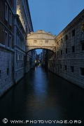 Le célèbre pont des soupirs (ou Ponte dei sospiri en italien) à l'heure bleue. Il enjambe le rio de Palazzo qui longe le palais des doges.