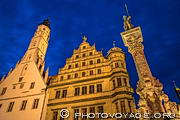 L'hôtel de ville (Rathaus) de Rothenburg ob der Tauber en Bavière 
comprend deux parties. La partie gothique avec son beffroi qui date de 1250 à 
1400 et le bâtiment Renaissance construit de 1572 à 1578. La colonne 
est celle de la fontaine de Saint Georges.