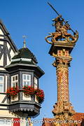 La sculpture qui orne la colonne centrale de la fontaine de St Georges à 
Rothenburg ob der Tauber représente évidemment Saint Georges terrassant 
le dragon.